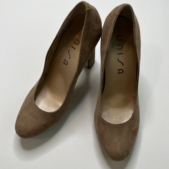 Unisa size 9 faux suede tan color heels - Picture 2 of 6